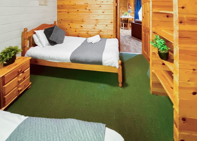 Sherwood SlyvanLuxury Sports Theme Lodge - Sherwood Castle Holiday Forest, Sherwood Forest, Rufford