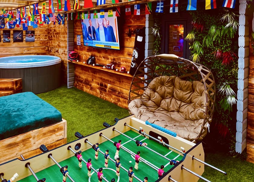 Sherwood SlyvanLuxury Sports Theme Lodge - Sherwood Castle Holiday Forest, Sherwood Forest, Rufford