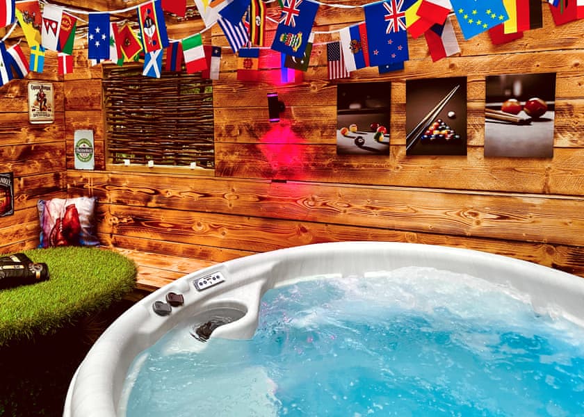 Sherwood SlyvanLuxury Sports Theme Lodge - Sherwood Castle Holiday Forest, Sherwood Forest, Rufford
