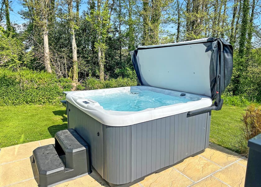 Porthleven 2 Bedroom with Decking and Hot Tub - Silver Sands Holiday Park - Cornwall, Helston