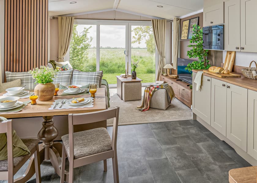 2 Bedroom Platinum Hot Tub Caravan - South Bay Holiday Park, Brixham