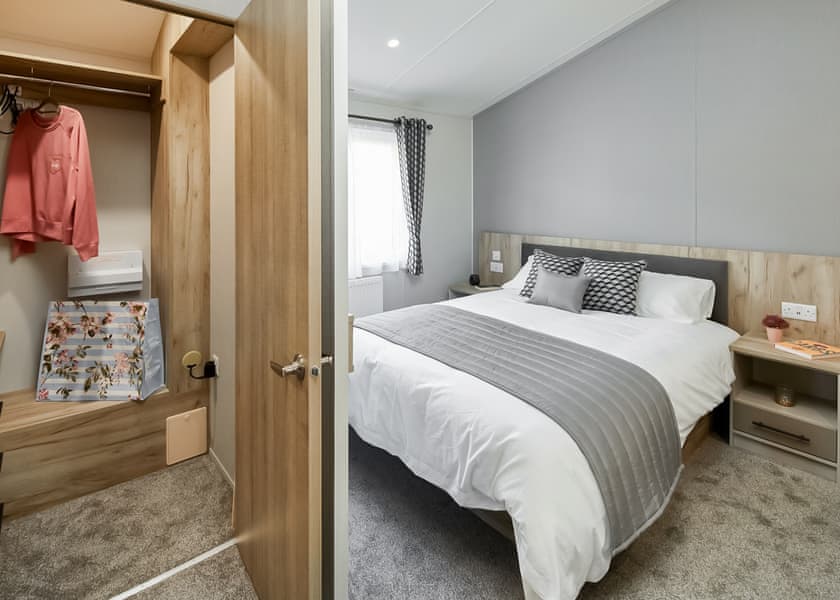 Hideaway 2 Bed Lodge with Hot Tub - Riverside Holiday Park, Southport