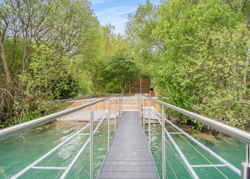 The Waterside - St Andrews Lakes, Halling