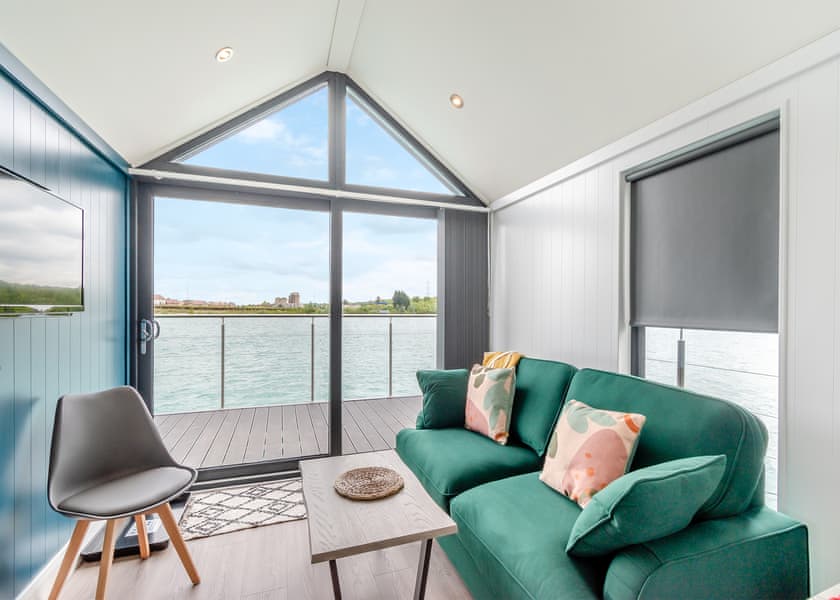 The Waterside - St Andrews Lakes, Halling