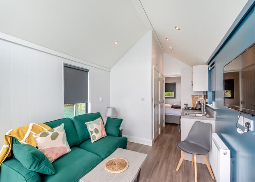 The Waterside - St Andrews Lakes, Halling