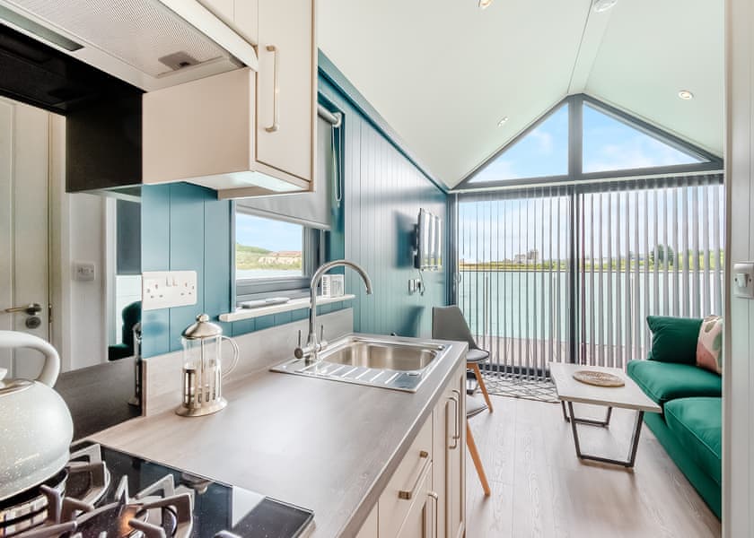 The Waterside - St Andrews Lakes, Halling