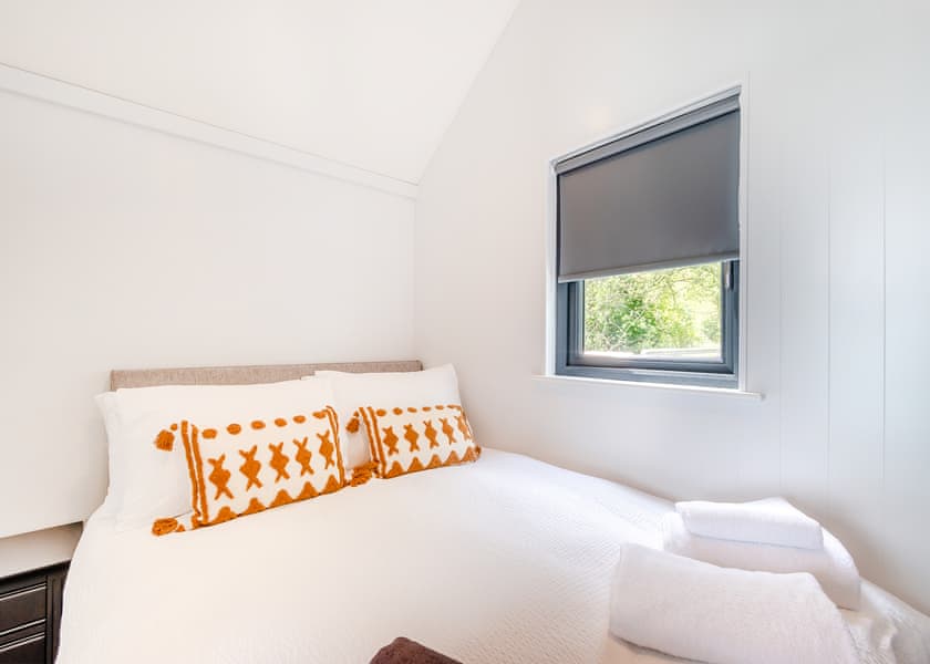 The Waterside - St Andrews Lakes, Halling