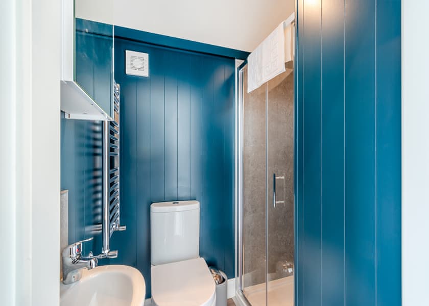 The Waterside - St Andrews Lakes, Halling