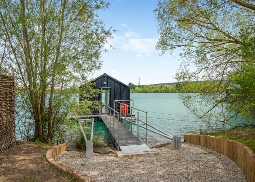 The Lakeside - St Andrews Lakes, Halling