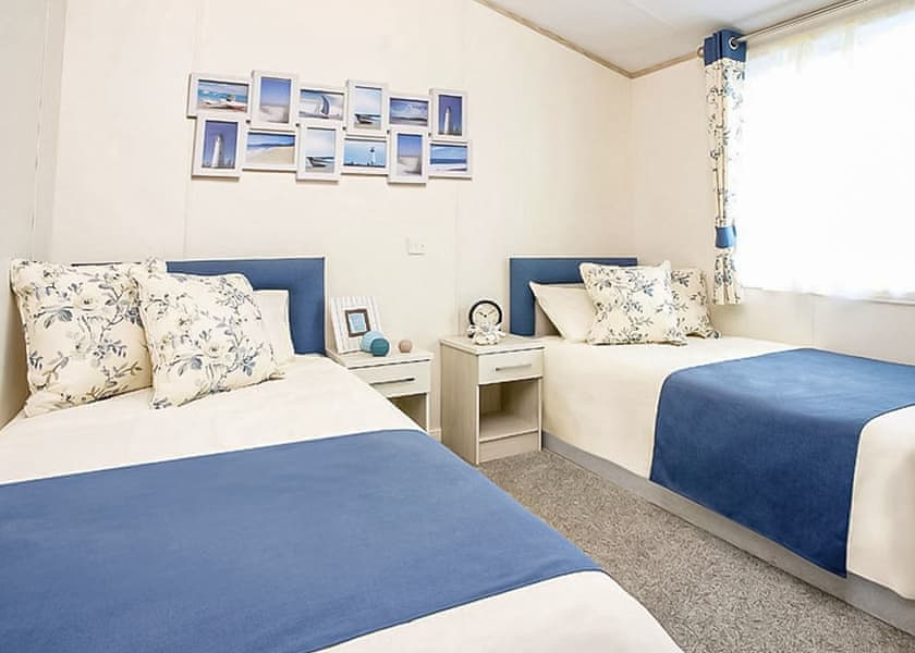 4 Berth Luxury Lodge with Hot Tub Pet - St Helens Coastal Resort, Ryde
