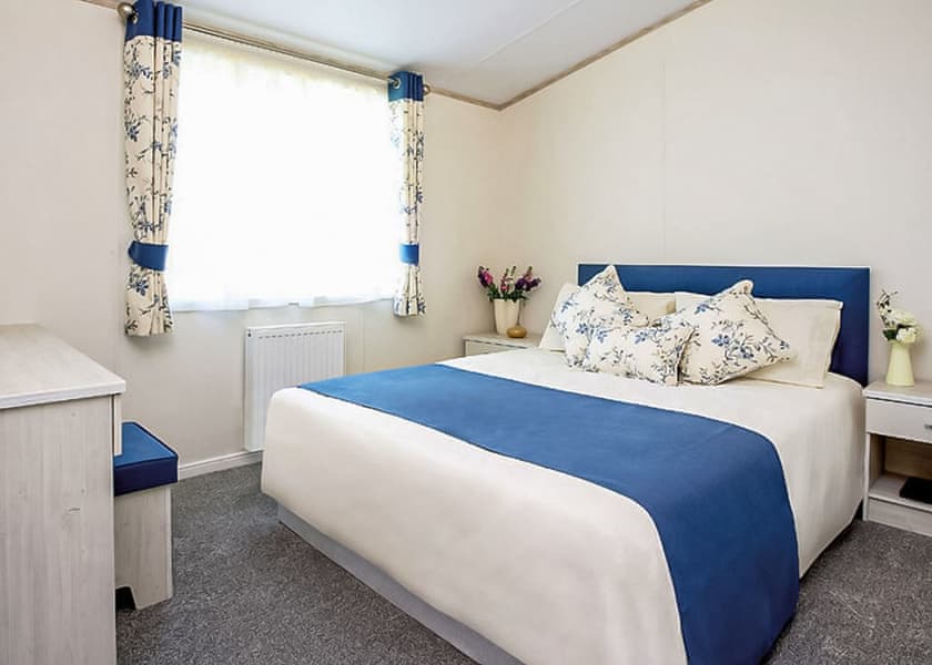 4 Berth Luxury Lodge with Hot Tub - St Helens Coastal Resort, Ryde