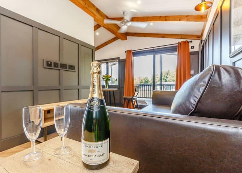 Ettington Lodge - Stratford Upon Avon Lodge Retreat, Snitterfield, Stratford Upon Avon