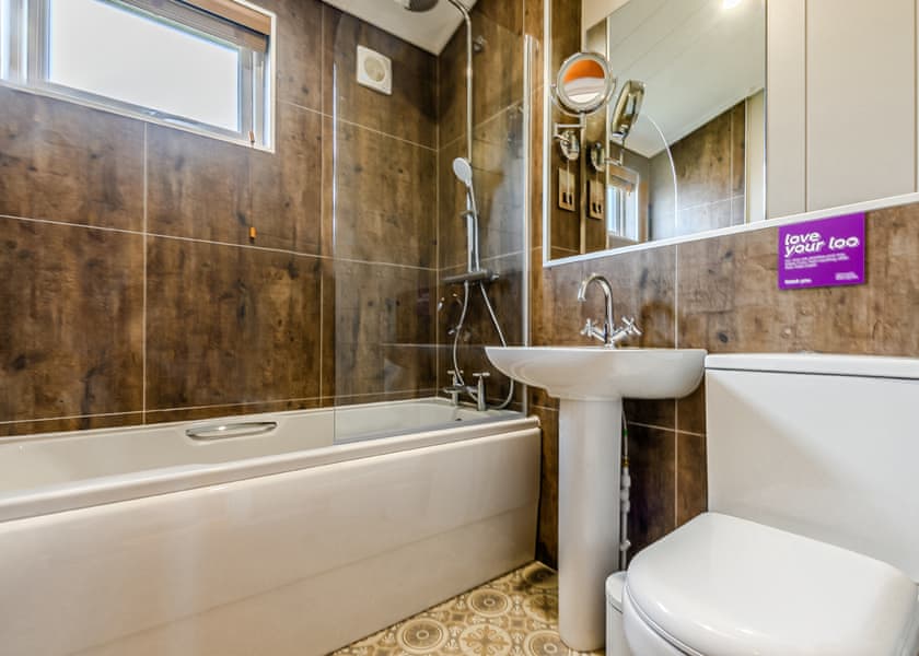 Wilmcote Lodge - Stratford Upon Avon Lodge Retreat, Snitterfield, Stratford Upon Avon