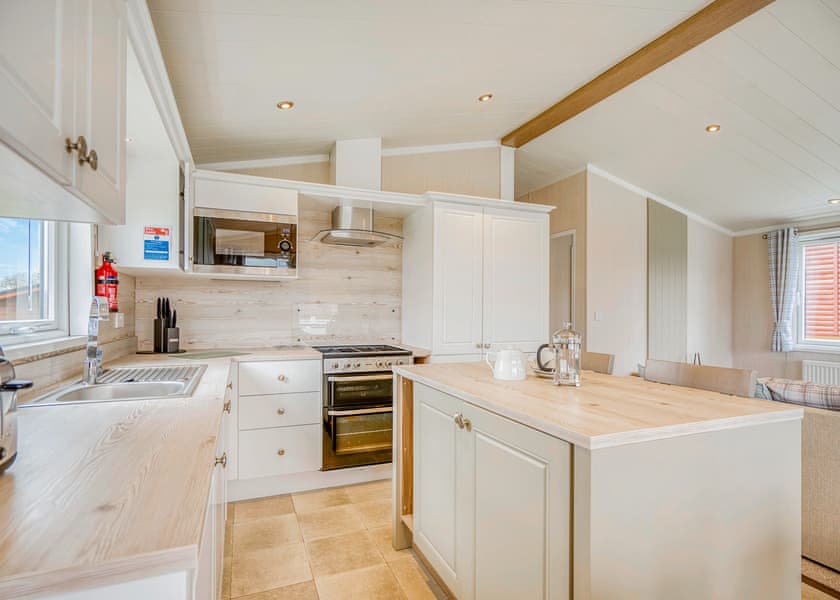 Jasmine Lodge 39 - Meadow Lakes Holiday Park, Nr St Austell