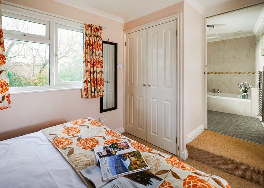 Garden Cottage 1 Pet - Meadow Lakes Holiday Park, Nr St Austell