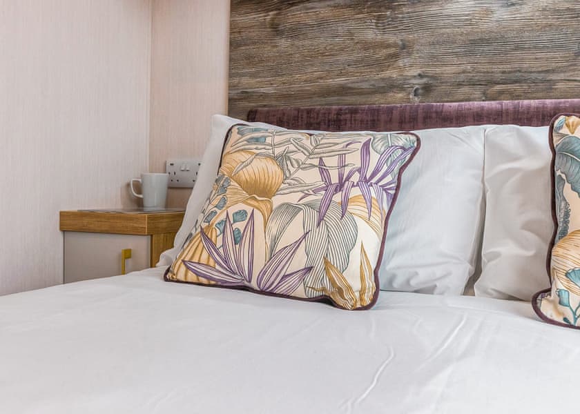 Diamond Deluxe Pet - Trevornick Holiday Park, Holywell Bay