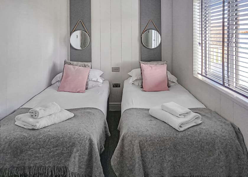 Elite Spa Lodge 3 - Cherry Bird Lodge Escape, Newbury