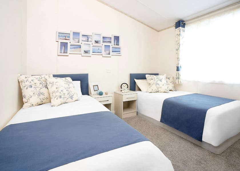 8 Berth Luxury Lodge with Hot Tub (Pet) - Whitecliff Bay Holiday Park, Bembridge
