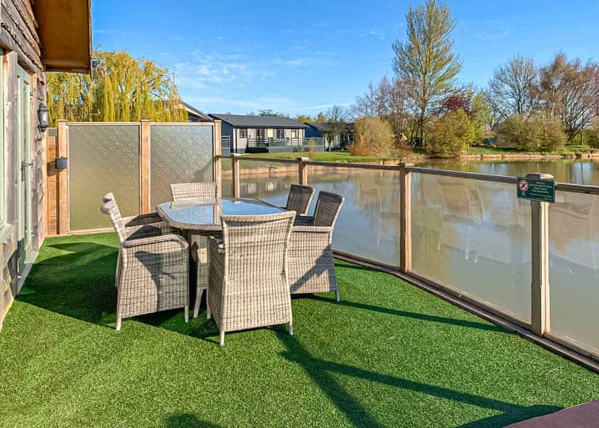 Willow Lakes Lodges in Ashby cum Fenby, Lincolnshire | Hoseasons