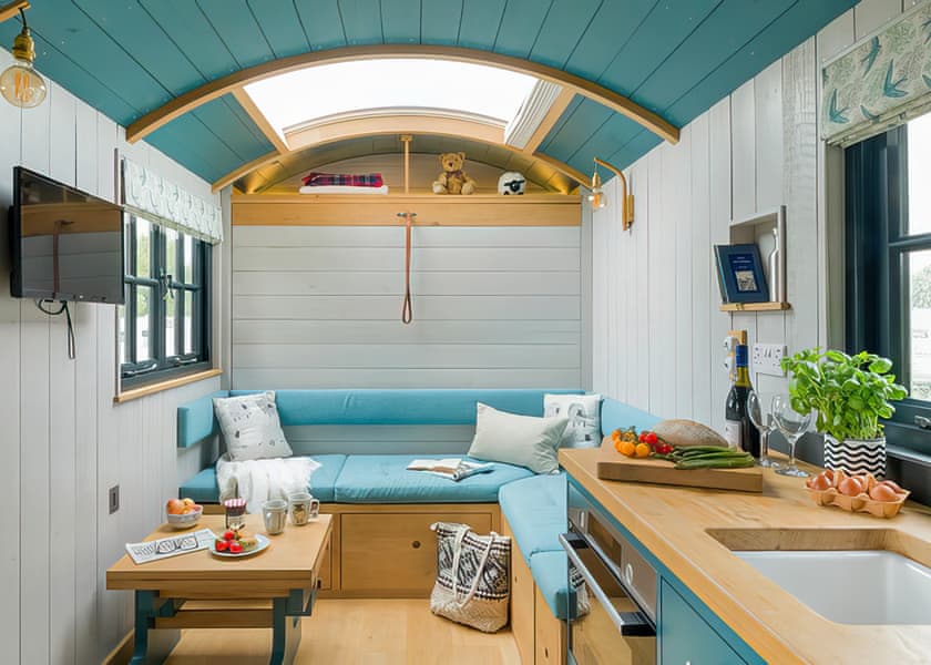 Shepherd Hut 1 - Wilksworth Caravan Park, Wimborne