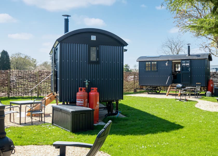 Shepherd Hut 2 - Wilksworth Caravan Park, Wimborne