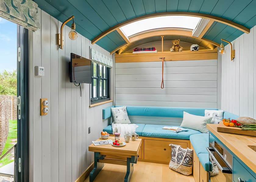 Shepherd Hut 2 - Wilksworth Caravan Park, Wimborne