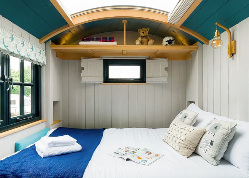 Shepherd Hut 2 - Wilksworth Caravan Park, Wimborne