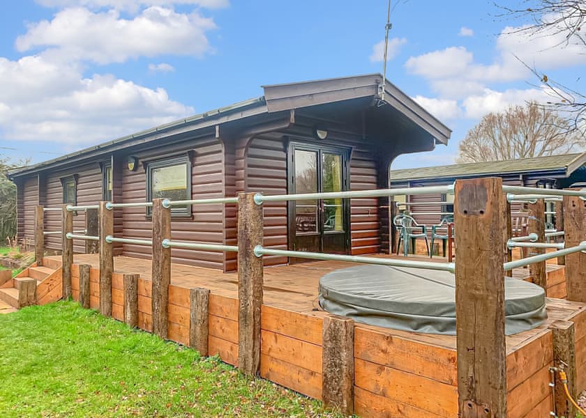 Cedar Plus Lakeside Hot Tub 3 in King’s Lynn Hoseasons