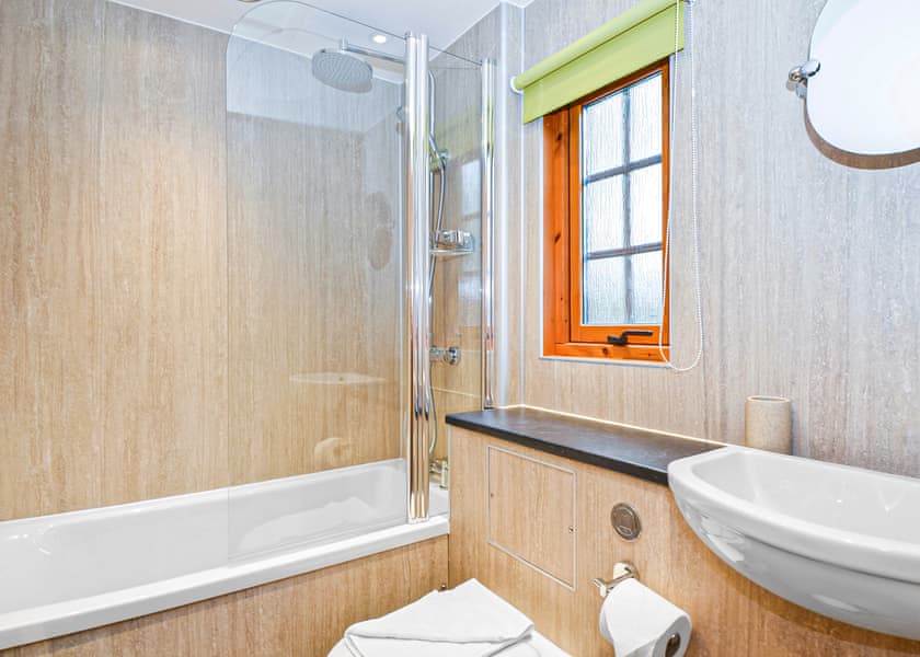 Log Cabin with Hot TubPet Friendly - Whitemead Forest Park, Forest of Dean