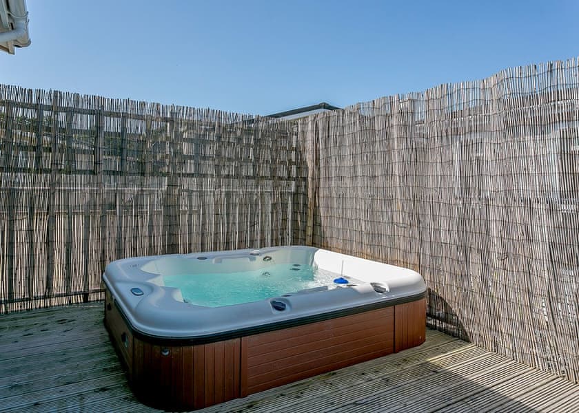 Typical Deluxe Spa Four | Deluxe Spa Pet - Juniper Country Park, Westfield