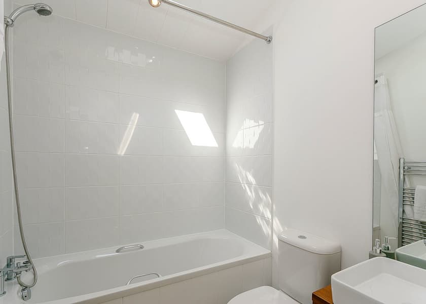 Typical Deluxe Spa Four | Deluxe Spa Pet - Juniper Country Park, Westfield