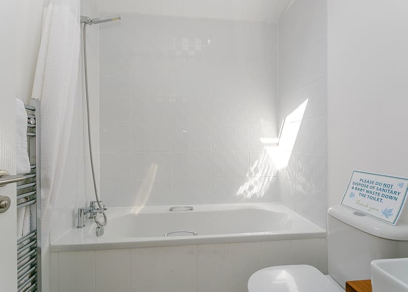 Typical Deluxe Spa Four | Deluxe Spa Pet - Juniper Country Park, Westfield