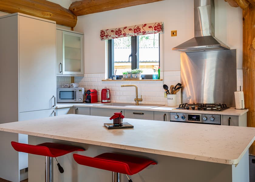 Snowdrop Treehouse - Woodland Park Lodges, Ellesmere