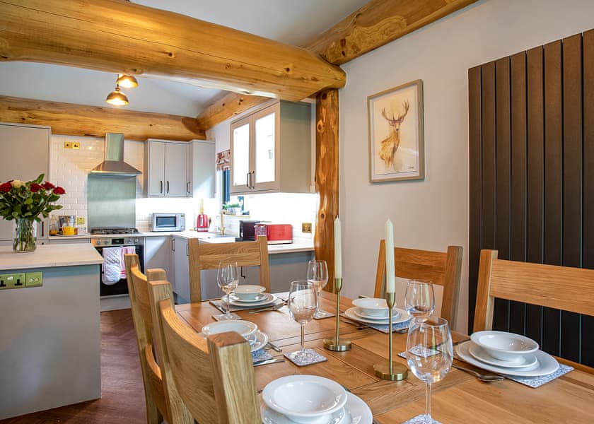 Primrose Treehouse - Woodland Park Lodges, Ellesmere