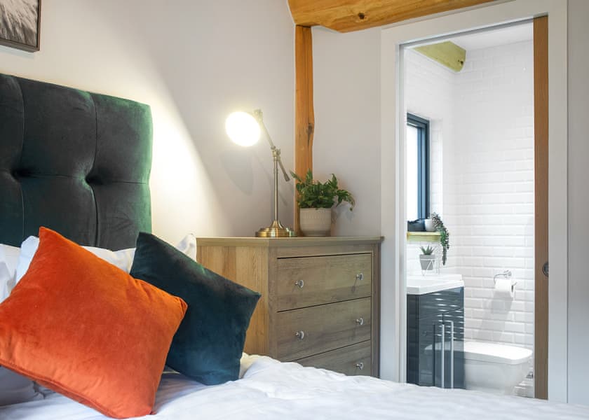 Primrose Treehouse - Woodland Park Lodges, Ellesmere