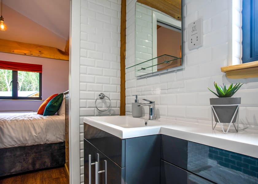 Primrose Treehouse - Woodland Park Lodges, Ellesmere