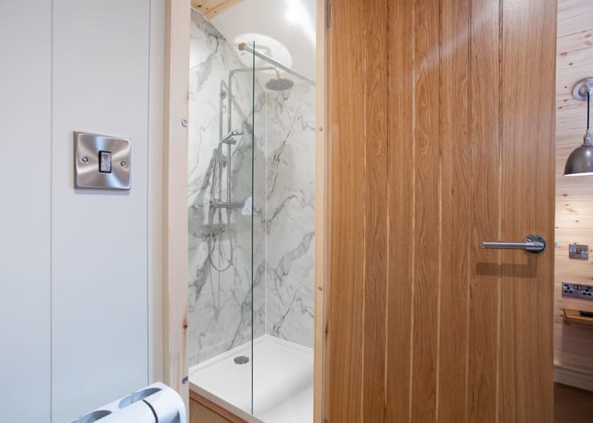 Honeysuckle Treehouse - Woodland Park Lodges, Ellesmere