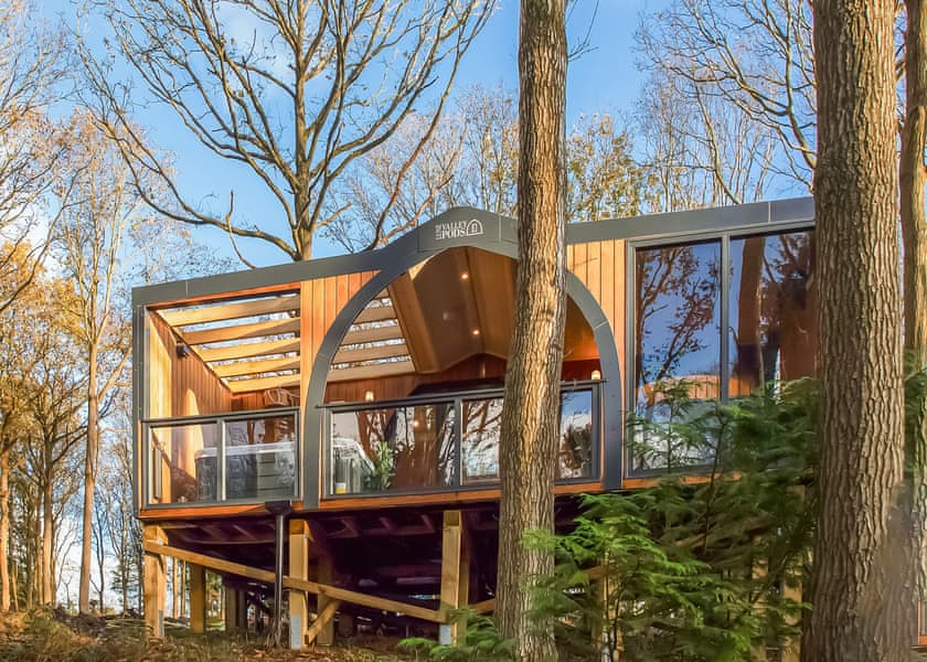 Meadowsweet Treehouse - Woodland Park Lodges, Ellesmere