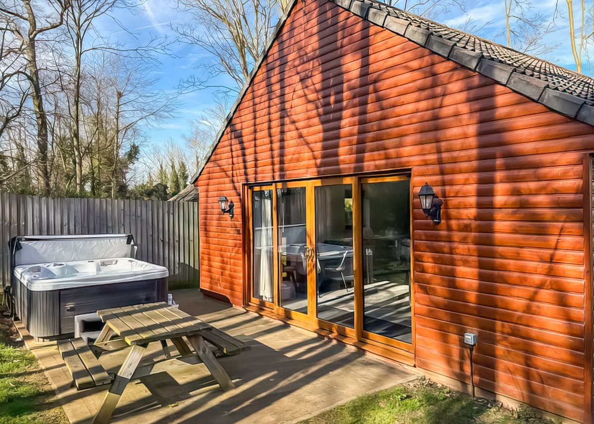 Woodland Waters - Holiday lodge in Central England - Image 2