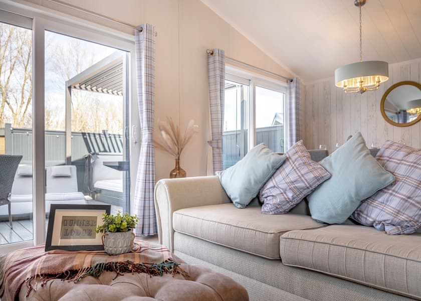 Gunner Lodge (Pet) - Willow Pastures Country Park, Skirlaugh, Nr Hull