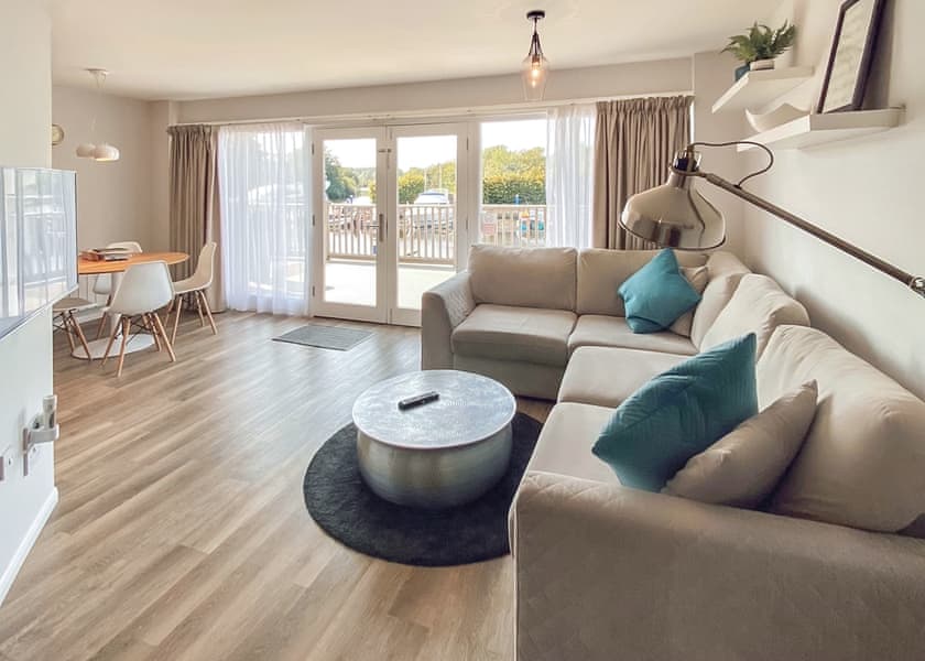 Cuckoo - Yare View Holiday Cottages, Brundall, Norwich