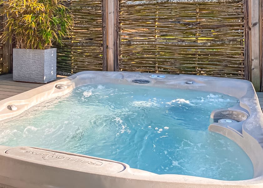 Nightingale - Yare View Holiday Cottages, Brundall, Norwich