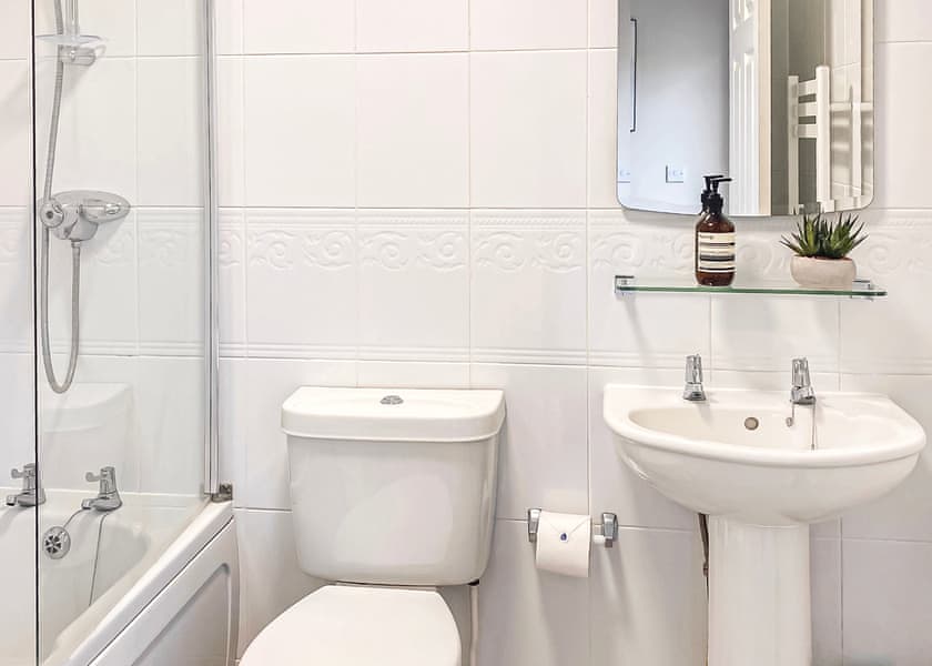 Nightingale - Yare View Holiday Cottages, Brundall, Norwich