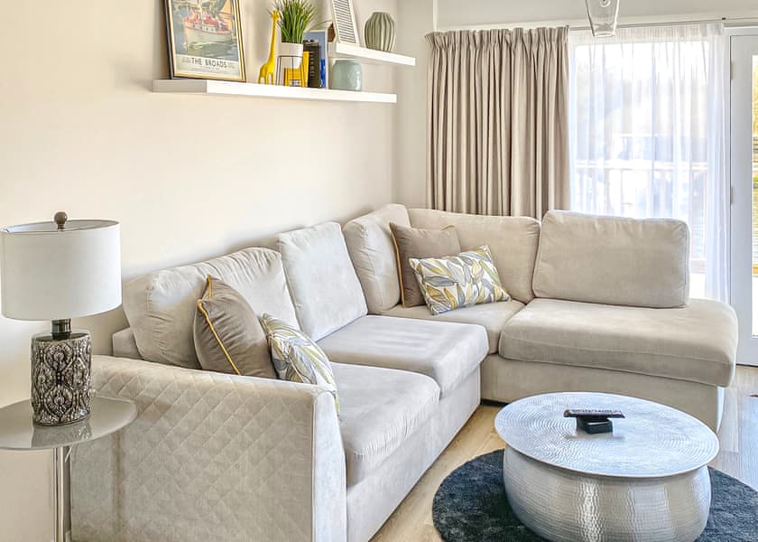 Kingfisher - Yare View Holiday Cottages, Brundall, Norwich