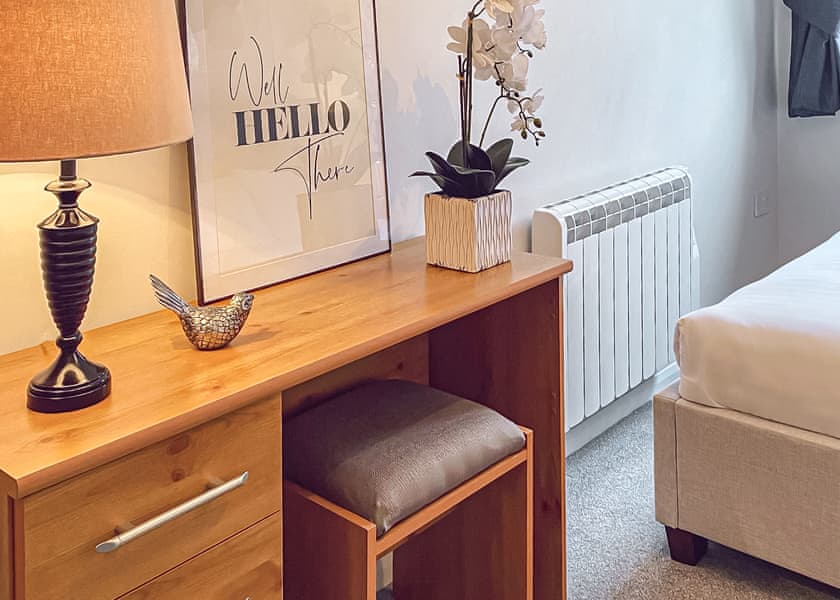 Kingfisher - Yare View Holiday Cottages, Brundall, Norwich