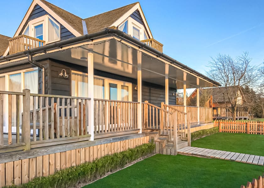 Woodpecker - Yare View Holiday Cottages, Brundall, Norwich