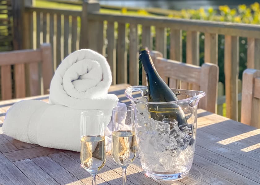 Woodpecker - Yare View Holiday Cottages, Brundall, Norwich