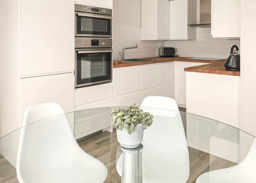 Woodpecker - Yare View Holiday Cottages, Brundall, Norwich