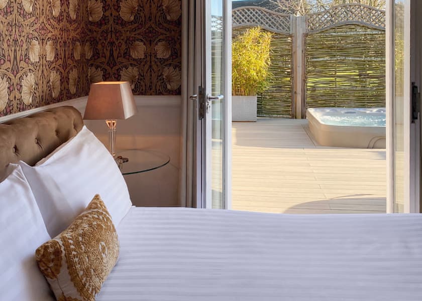 Woodpecker - Yare View Holiday Cottages, Brundall, Norwich