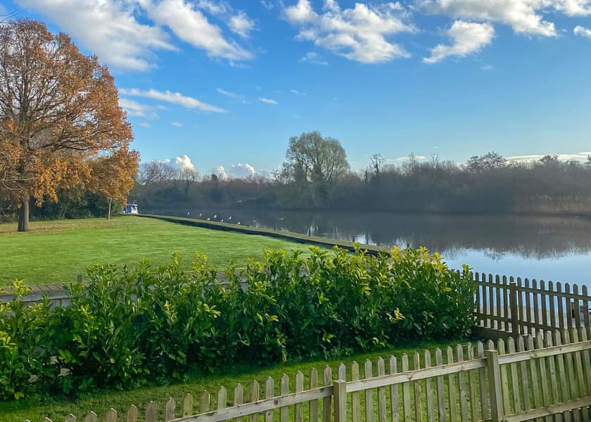Woodpecker - Yare View Holiday Cottages, Brundall, Norwich